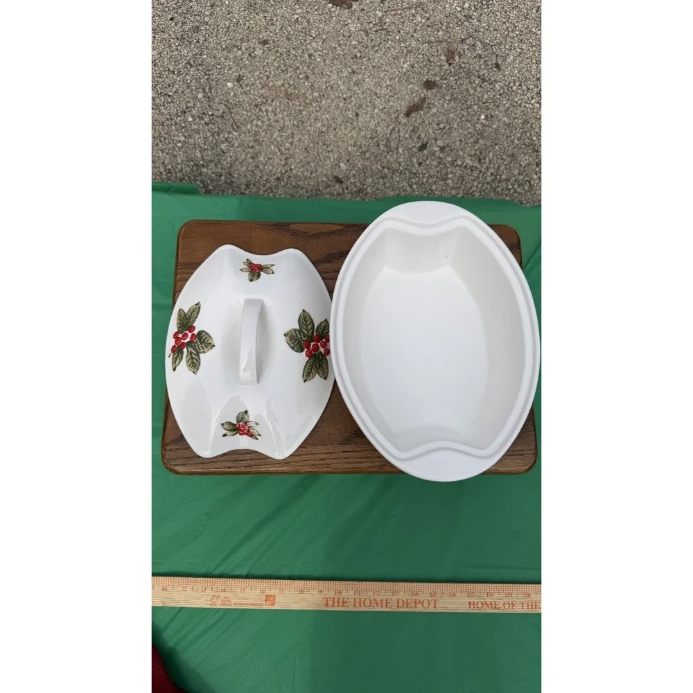 Temp-tations Oval‎ Casserole Dish w/ Lid Holly Berry Presentable Ovenware